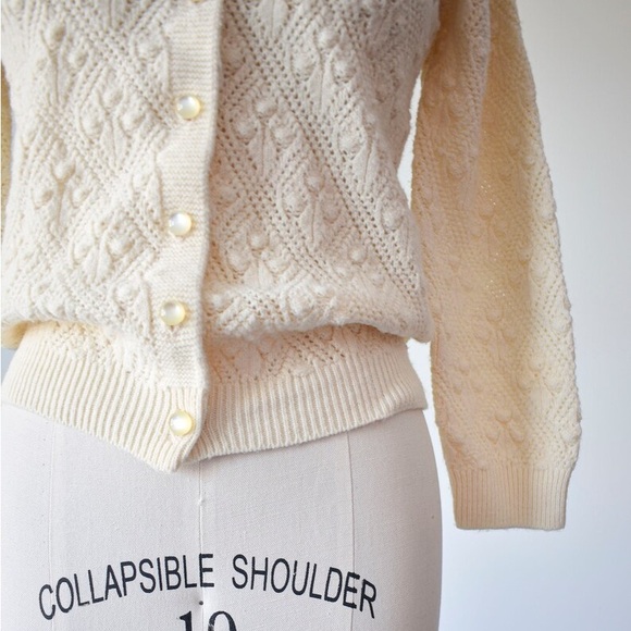 Vintage 1970s Elegant Cream Cable Knit Sweater / Cardigan Small - Picture 6 of 8